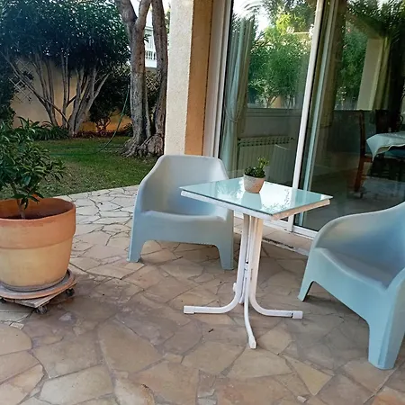 Baddha Konasana 아파트